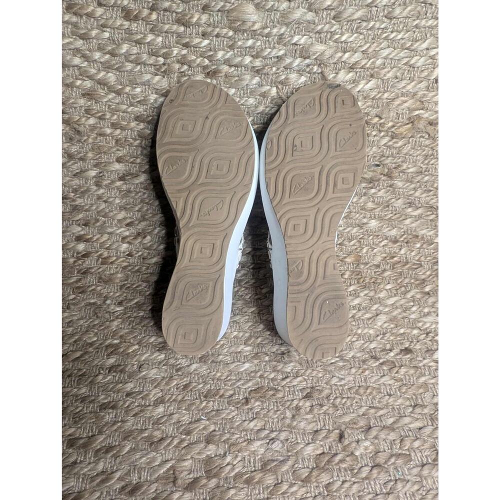 Clarks Womens 11M Light Tan/White Silver Slip On 3" Wedge Heel Thong Sandals - Picture 9 of 10